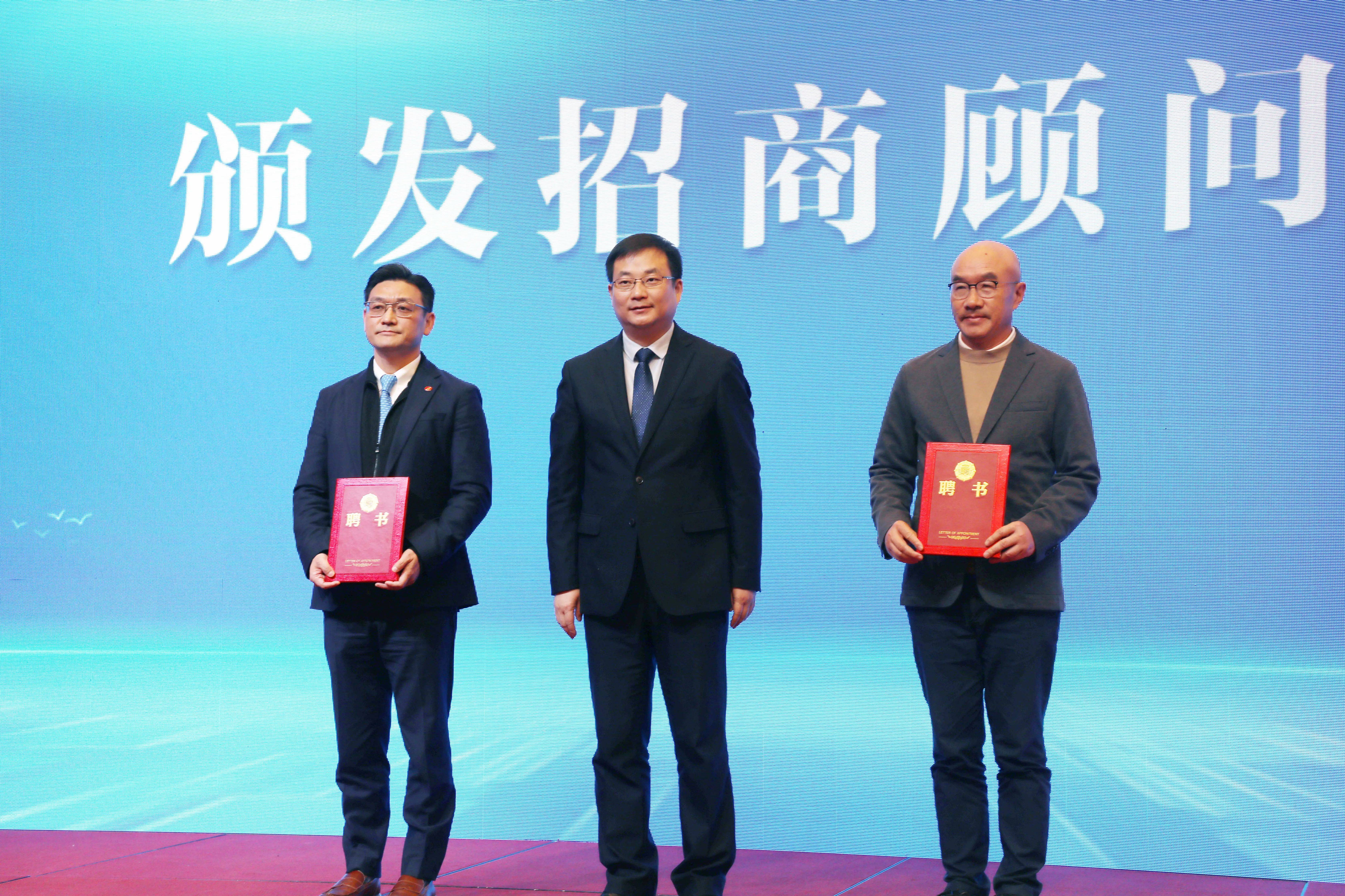 活动中,马梁向深圳九派资本管理有限公司董事长周展宏,瑞江投资管理