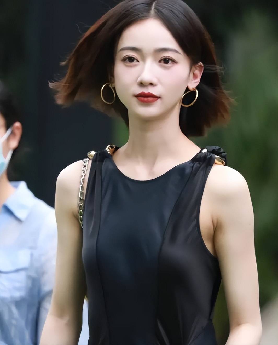 吴谨言生女后首次露面,下巴比以前更尖了,整个人母爱满满