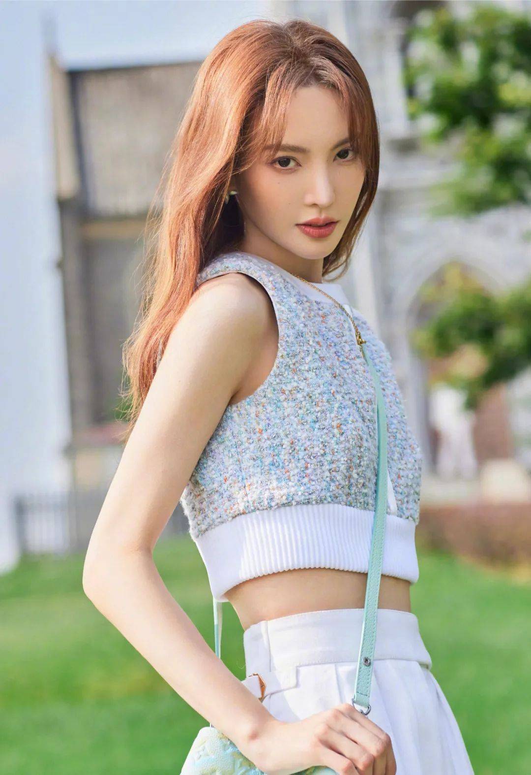 34岁金晨增肥后更漂亮了,穿蓝色薄纱开叉裙女人味十足,身材好不怕穿的