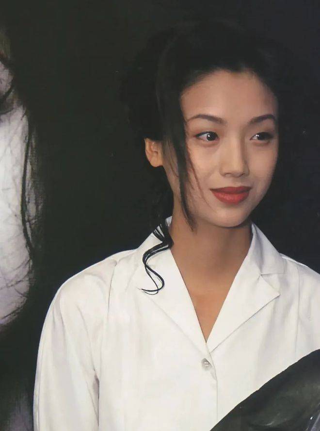 56岁的吴倩莲变化太大了,满头白发素颜上街,原来生了2个孩子了