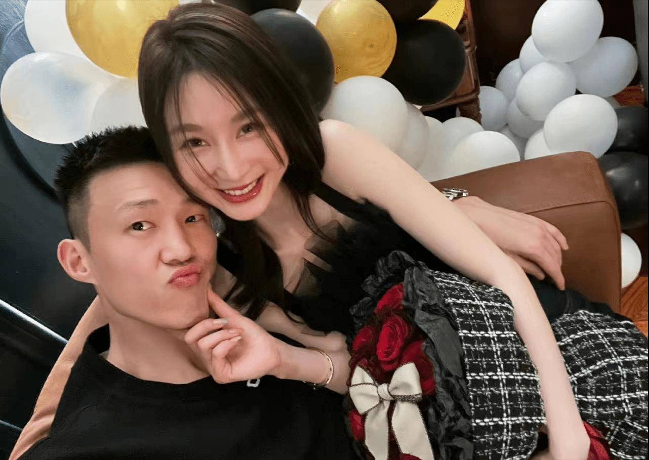 周鹏和妻子近照,35岁还是男篮大腿,1米88妻子绝美,幸福美满