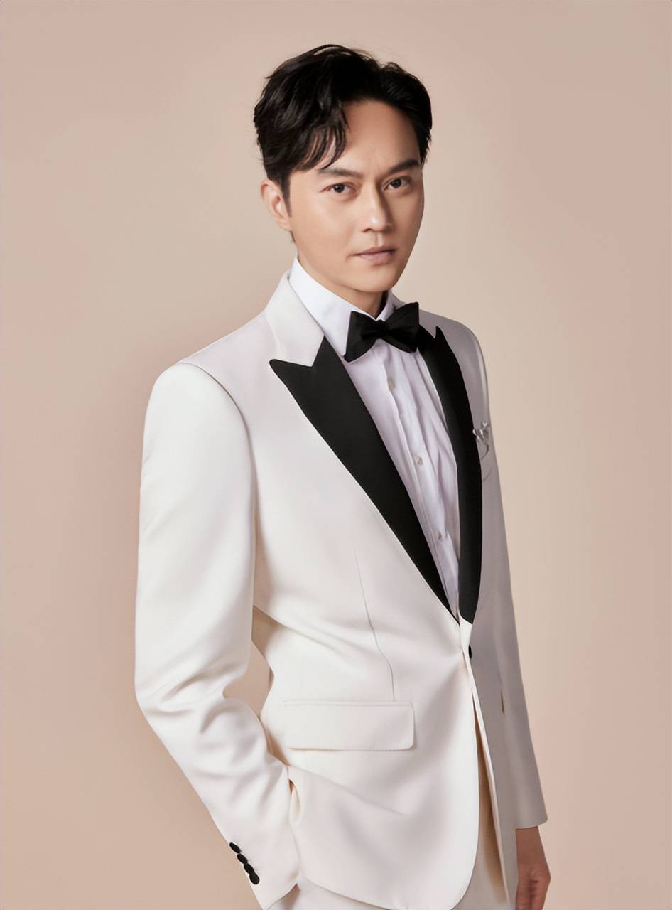 张智霖被曝上海医院做手术!穿病号服满脸憔悴,知情人曝住院原因