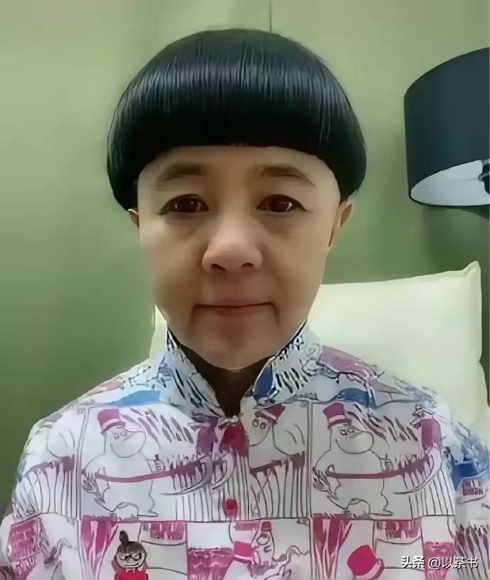 59岁金龟子现身河南,在餐厅吃饭,打扮一言难尽,仍然留着锅盖头