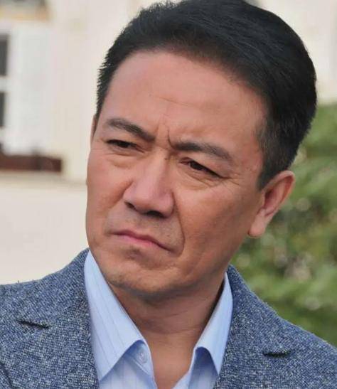 李幼斌,来自上海戏剧学院,他的代表作《亮剑》至今无人不知.