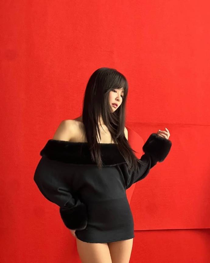 Jennie巴黎舞台大胆突破，时尚魅力惊艳全球！