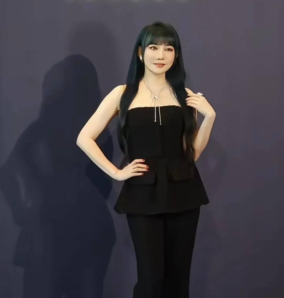 41岁萨顶顶现代装惊艳全场民族歌手转型引发美被低估热议