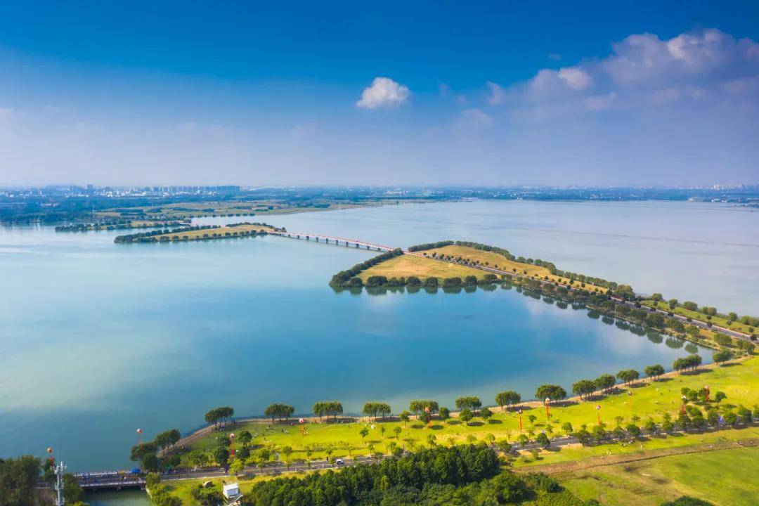 漕湖湿地公园依湖而建