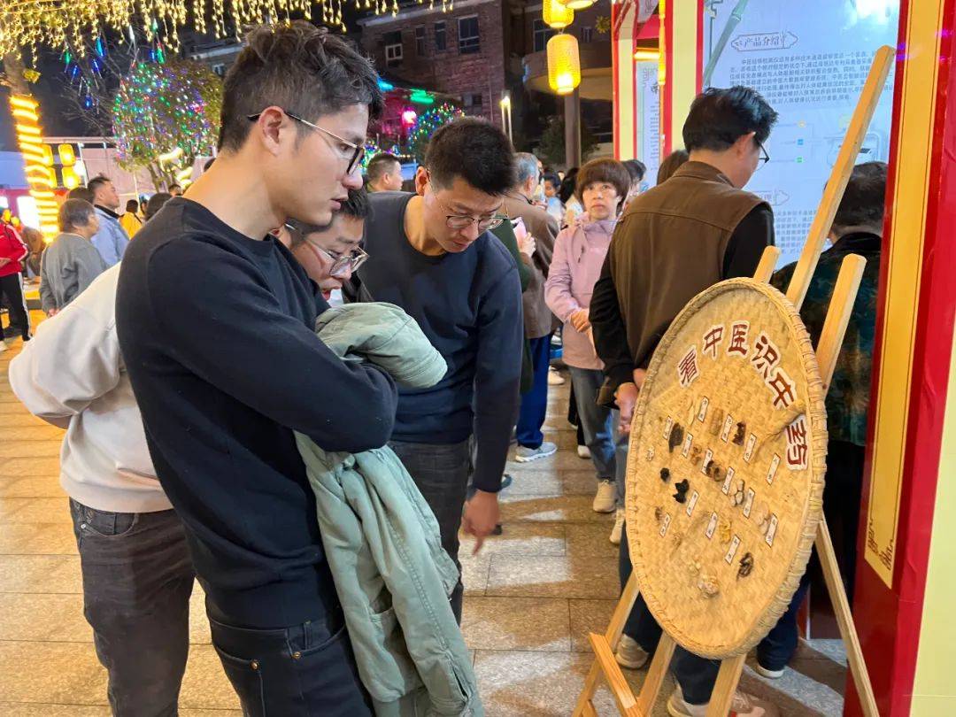 常宁中医夜市“春生篇”：公益惠民，推动中医药进社区，常宁中医夜市“春生篇”启幕，体验中医药特色疗法盛宴