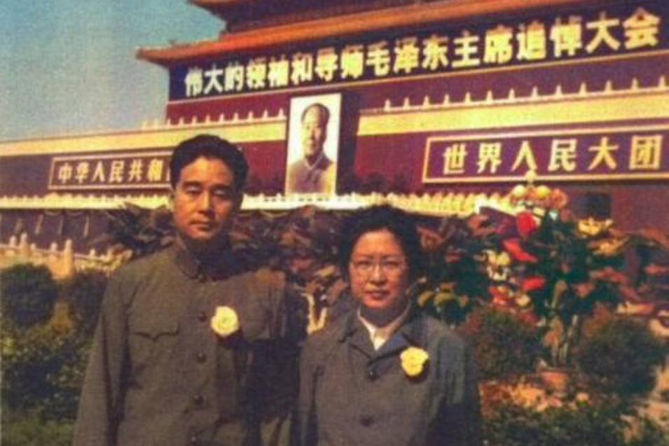 李敏和孔令华在毛主席遗像前,二人表情肃穆,悲痛欲绝