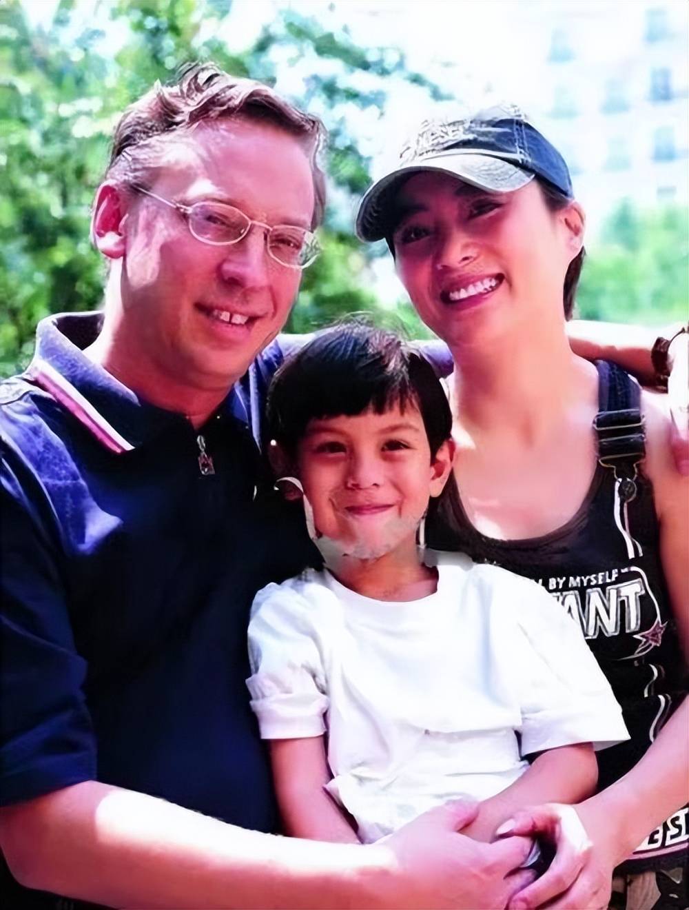 李玲玉现状62岁风韵犹存和加拿大老公分居多年儿子1米9很帅