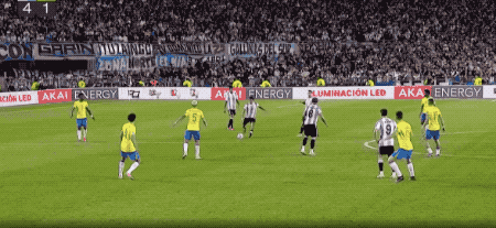 阿根廷4-1横扫巴西，FIFA榜首之师提前晋级美加墨世界杯，南美德比阿根廷4-1完胜，卫冕冠军提前四轮进军世界杯