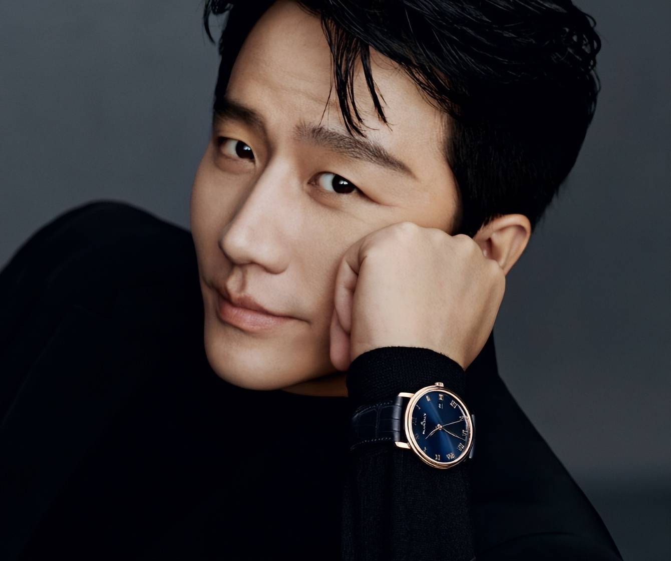 40岁黄轩在新西兰,和女友去喝咖啡,打扮好帅气,没有中年油腻感