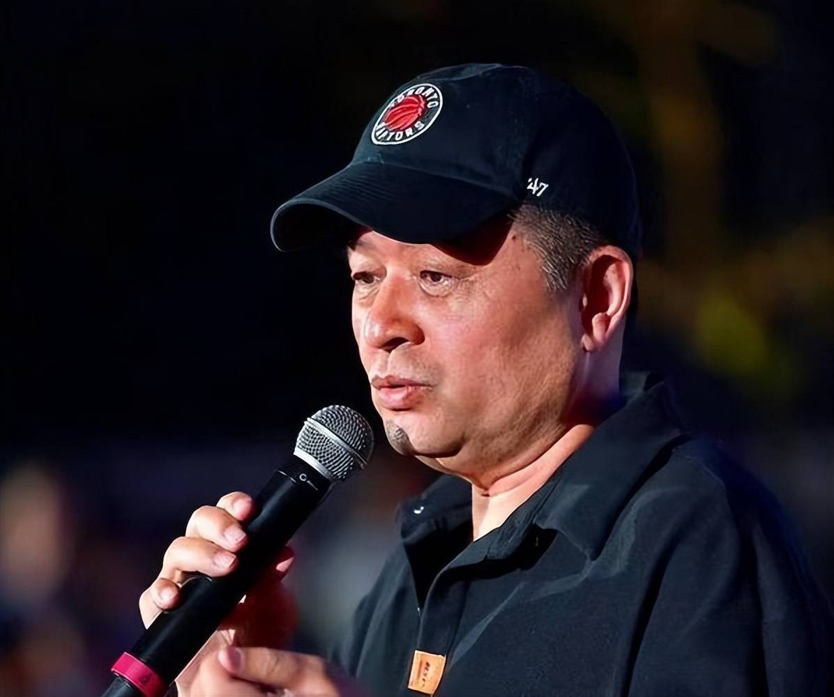 66岁毕福剑现状曝光!商演主持时,脸上老年斑明显,头发凌乱