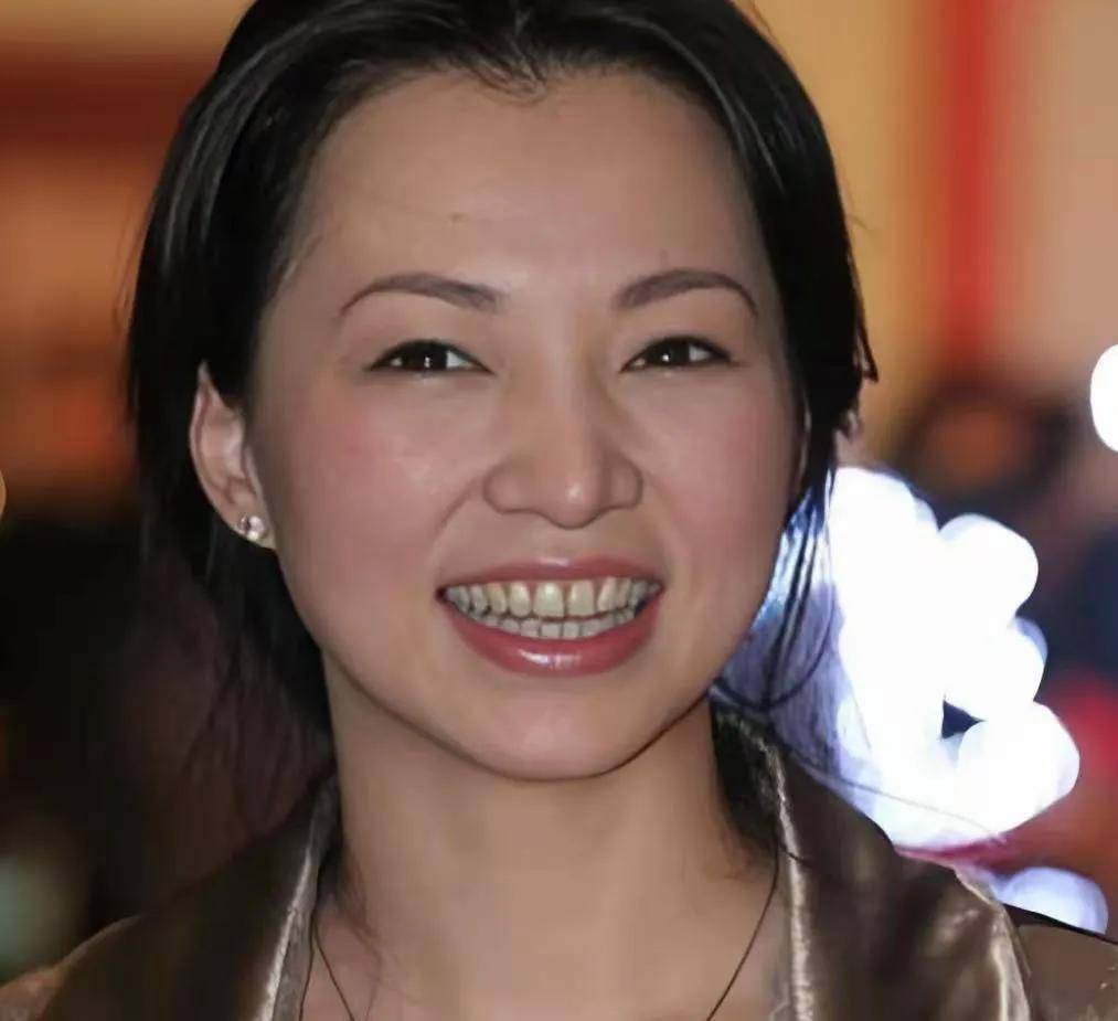 董卿早年旧照曝光:圆脸大龅牙!网友:她靠的是才华,不是颜值