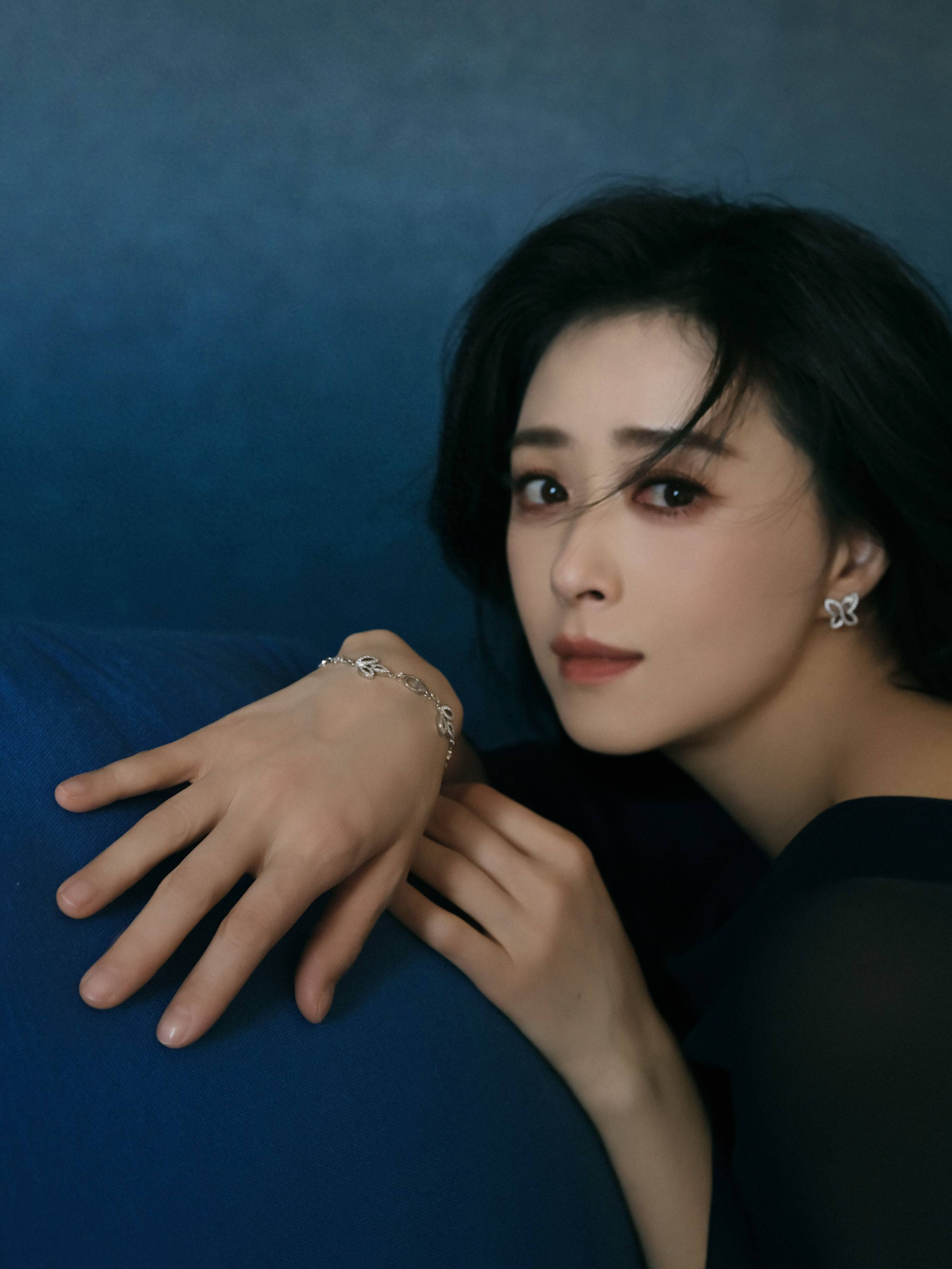 蒋欣佩戴海瑞温斯顿珠宝作品 优雅亮相2025东方卫视电视剧品质盛典