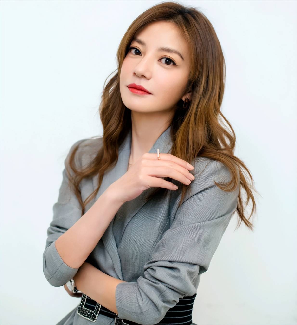 事业没了,婚也离了,49岁赵薇近况再曝!这一次她能被大众原谅吗