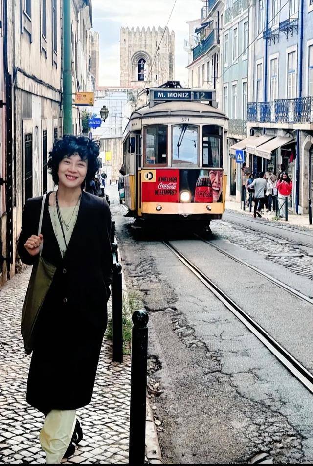 tvb视帝二婚妻子近况曝光,疑独自出国旅行,穿着获赞高级感