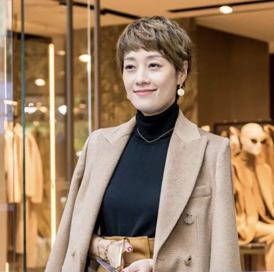 48岁马伊琍恋爱后大变样剪短发打扮时髦容光焕发女人味都快溢出屏了