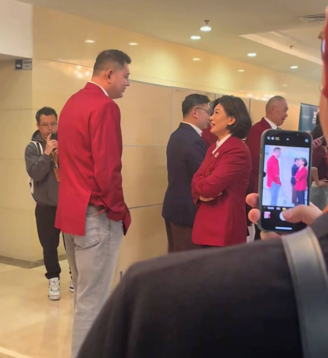 大彬发言王治郅点赞巴特尔鼓掌