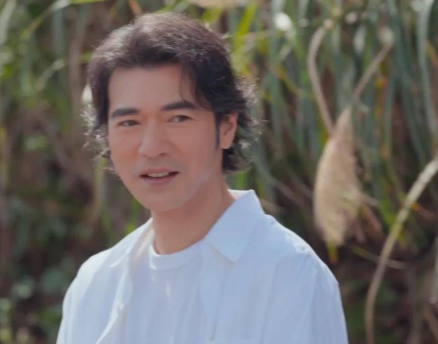 金城武回归娱乐圈，无滤镜生图下的他让网友感慨岁月无情 51岁金城武拍广告，生图曝光似变了个人，复出拍戏成谜