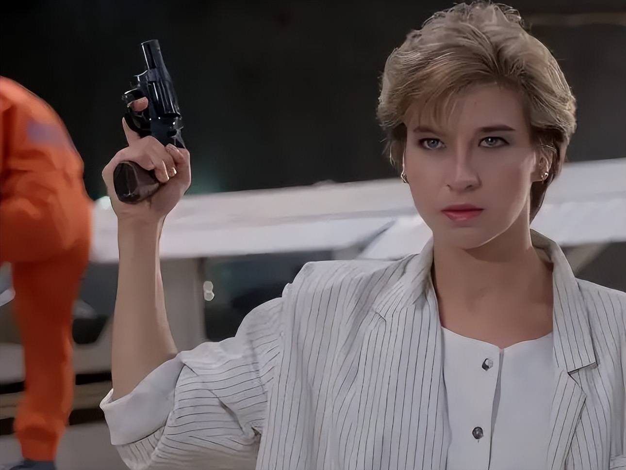 曾一起合作多部成龙电影的女星罗芙洛留言悼念,坦言很心痛,还艾特朱迪