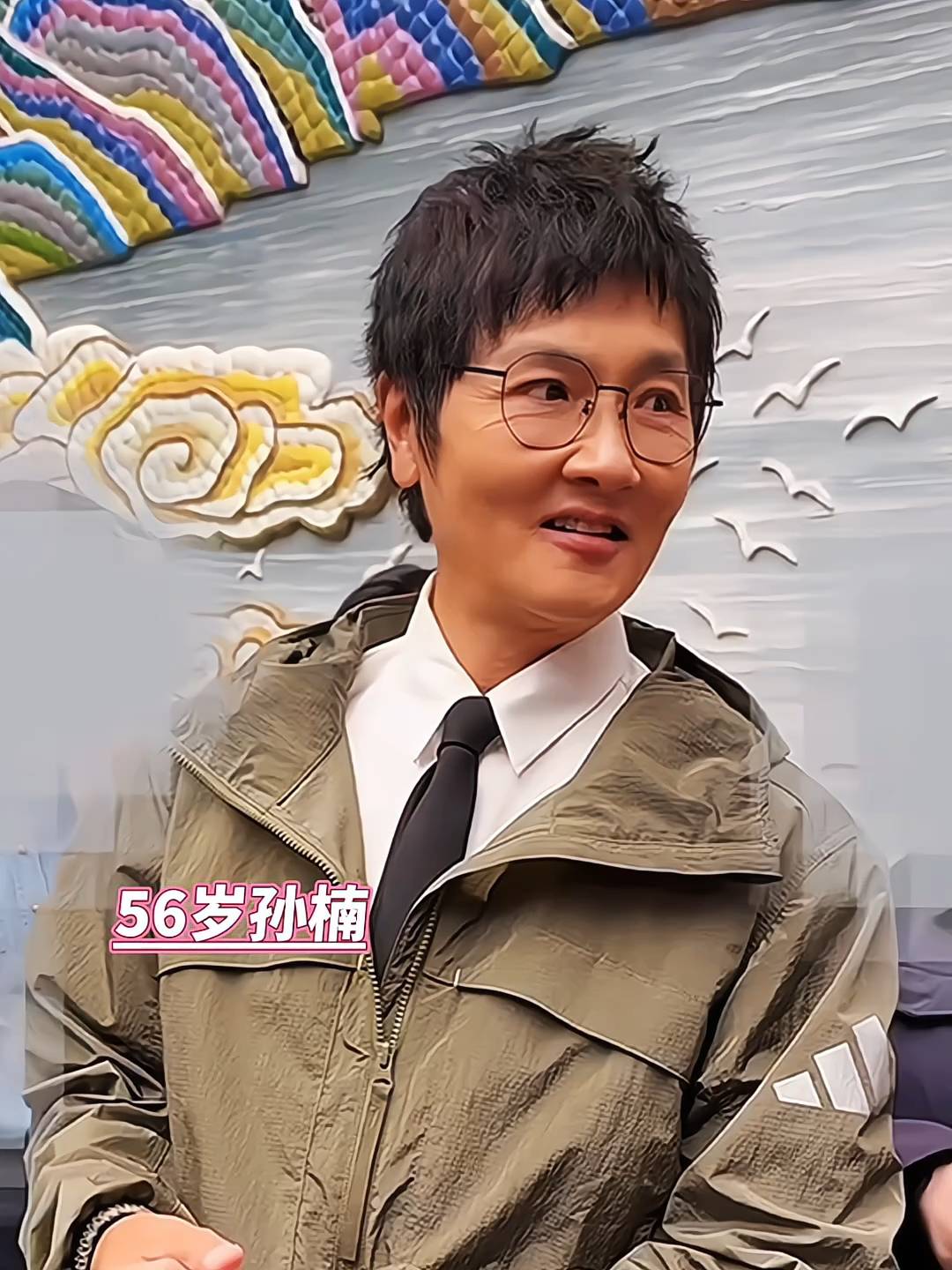 56岁孙楠现身邳州,和酒店员工合照,打扮非常奇怪,瘦成了瓜子脸