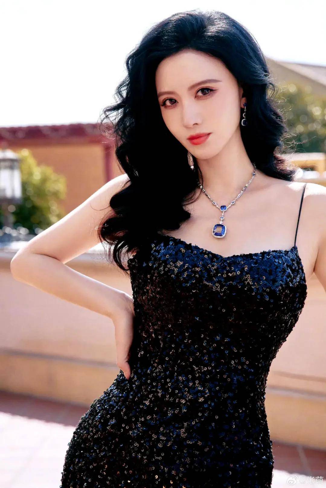 "耀客老板娘"张萌写真狂秀事业线!魔鬼身材性感火辣