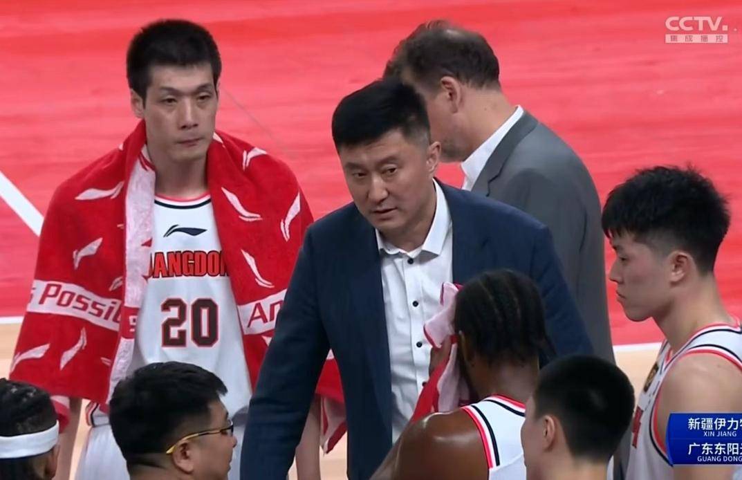 广东男篮激战上海，莫兰德严防洛夫顿，徐杰挑后场大梁，悬念很大