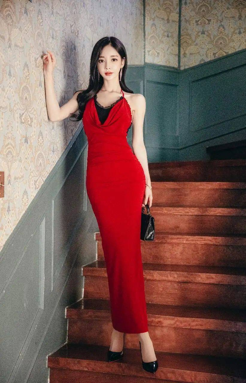 孙允珠红裙配黑鞋惊艳亮相,优雅性感穿搭尽显迷人风采