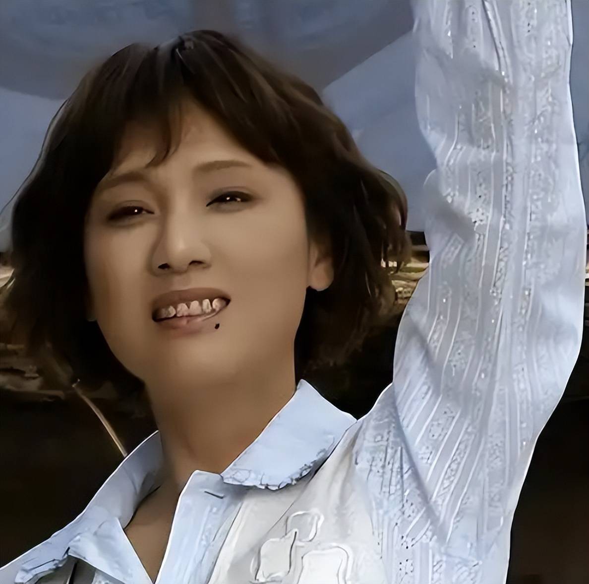 1986年,已经在舞美设计上崭露头角的李建群,也涉及到了影视圈
