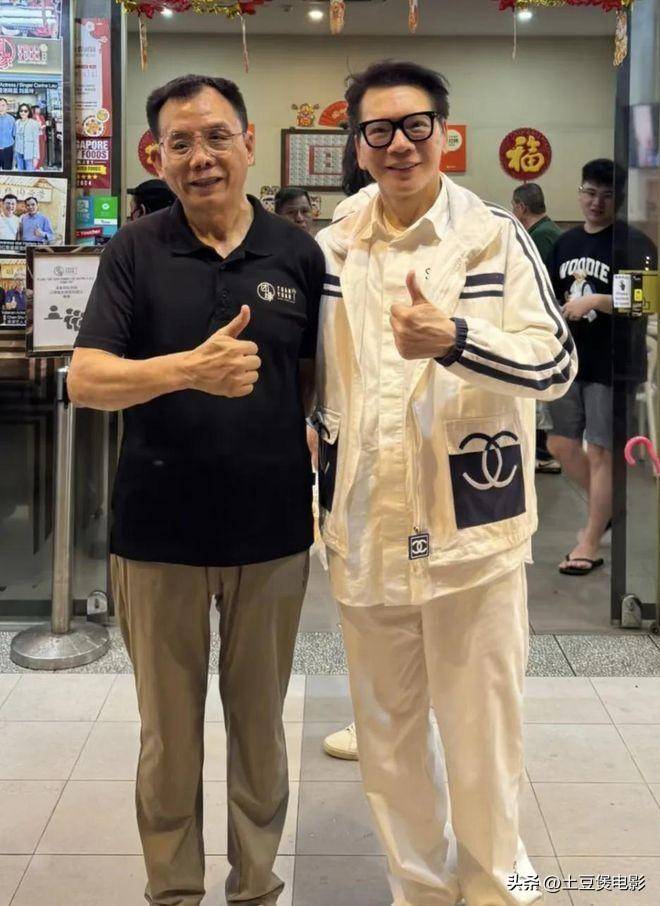 76岁向华强携向太现身四川,昔日霸气荡然无存,退休后亲和了许多