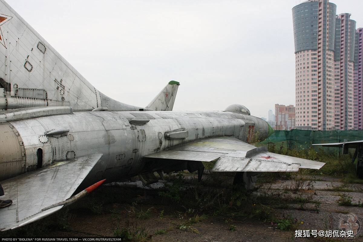 废弃的军用飞机被遗弃在高楼林立的空地上?