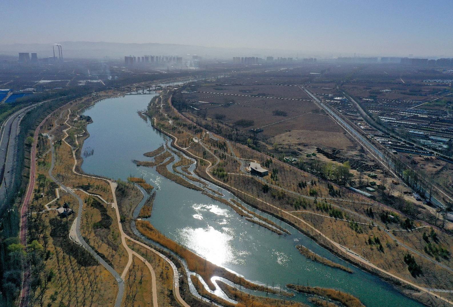 太原市汾河景区树绿花红风景如画