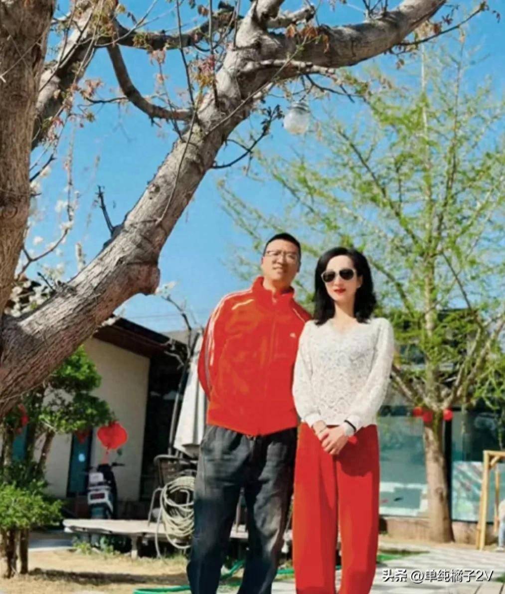 49岁汤灿现身天津，亮眼大玉镯，头发浓密 岁月留痕