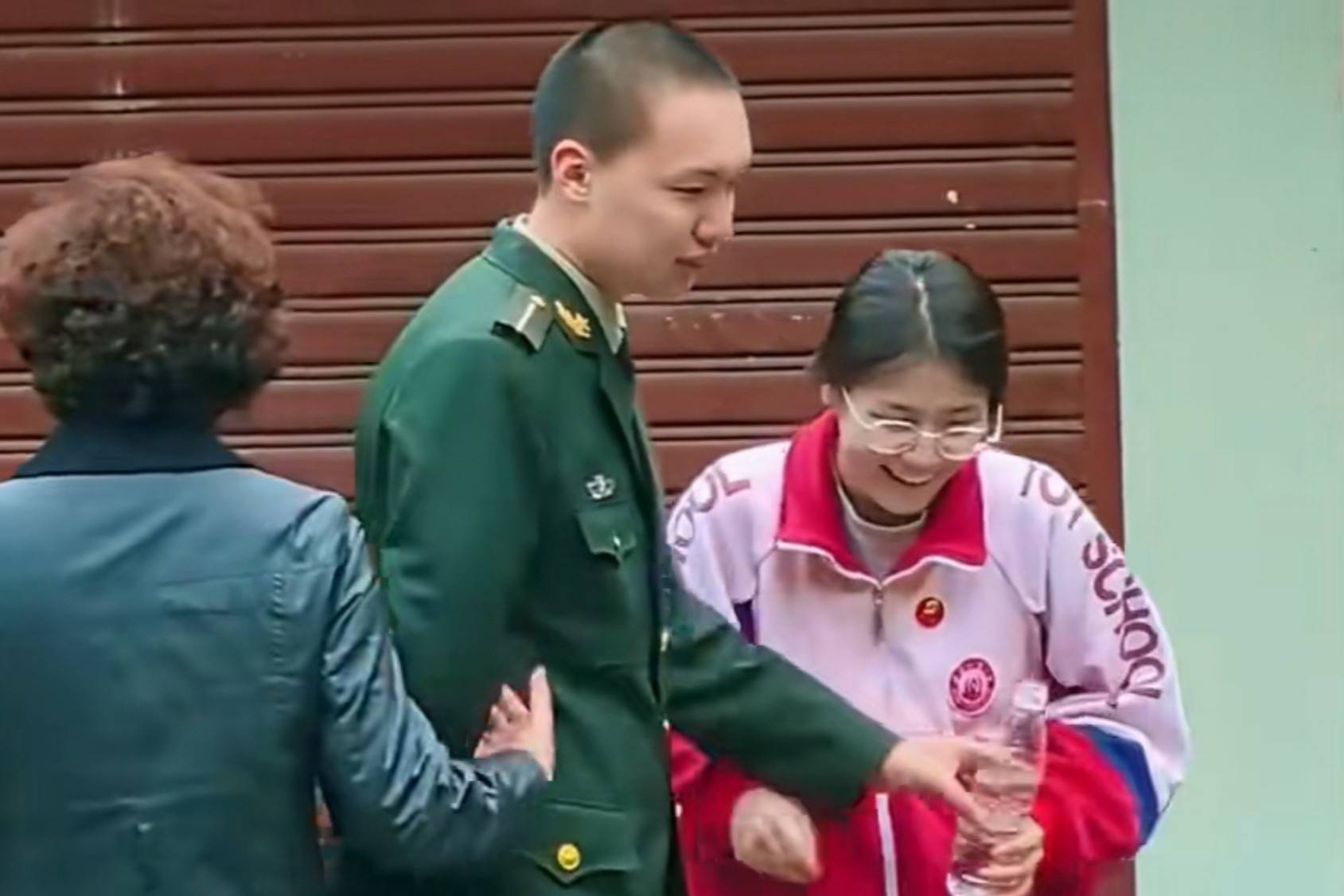 毛东东和妹妹毛甜懿争水喝，被母亲刘滨一把拉开，俩孩子真调皮