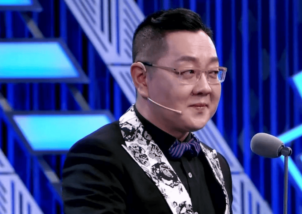 张绍刚现状：52岁衰老明显，依然在大学里教书，妻子是气象局领导_节目_质疑_背景