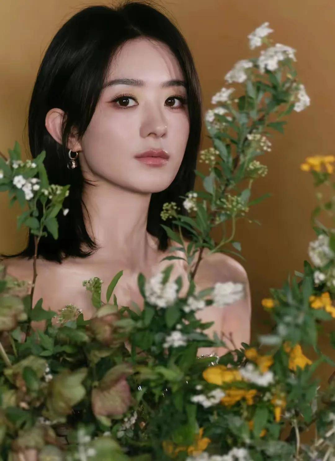 赵丽颖换造型师后首秀惊艳,花朵钉珠刺绣裙配短发又美又飒