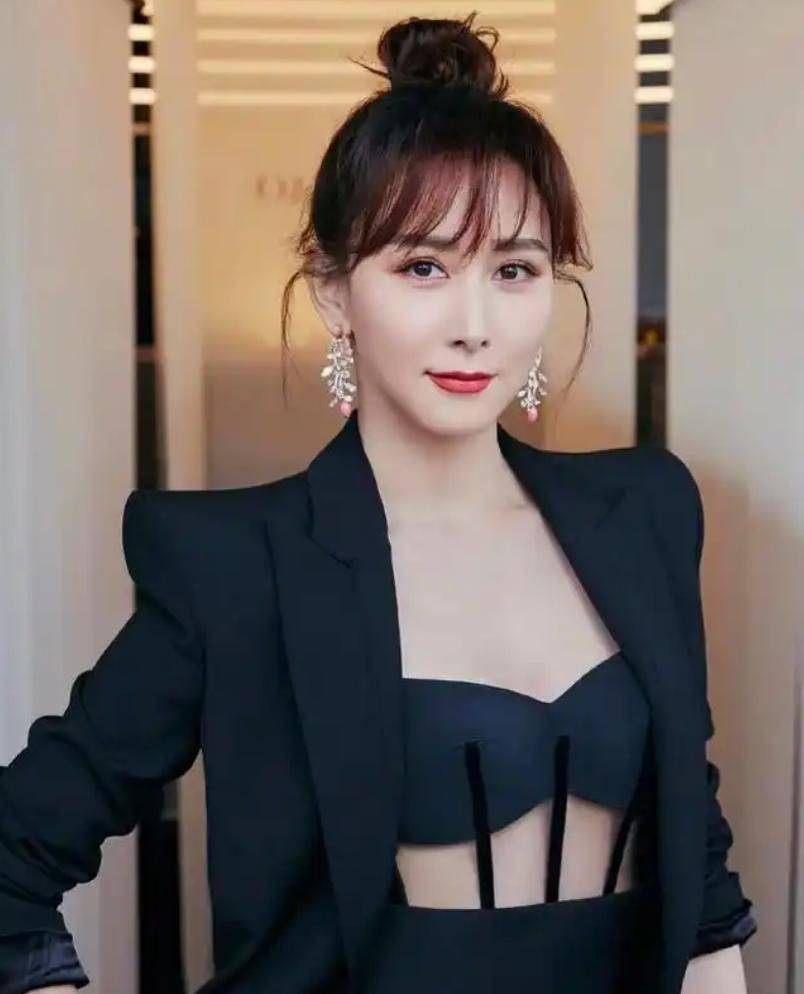 胡静第一次拍live图,状态超好,网友:完美诠释了什么叫端庄大方