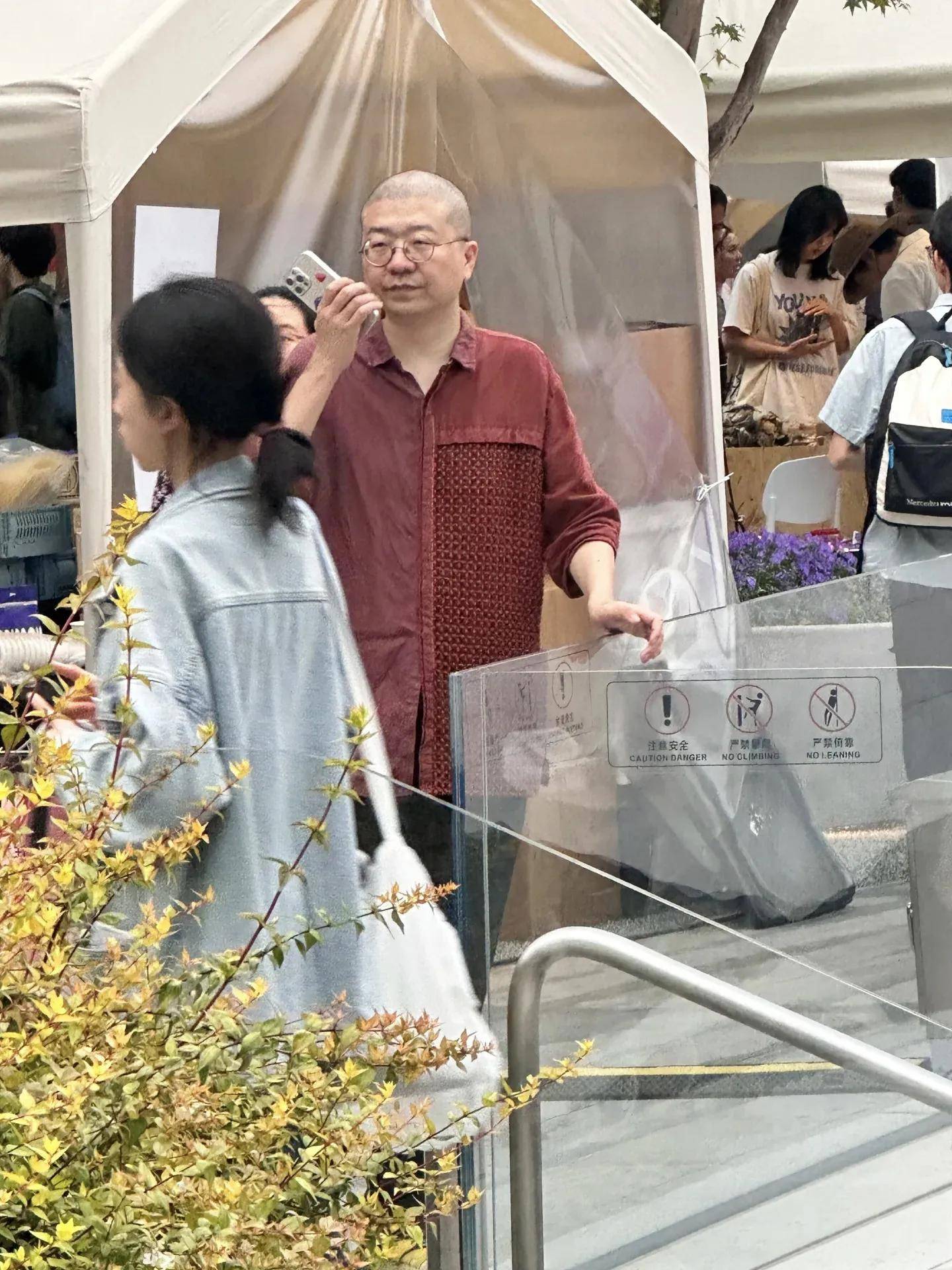 36岁李诞在上海一个人外出逛街打扮土气老成好像退休的大爷