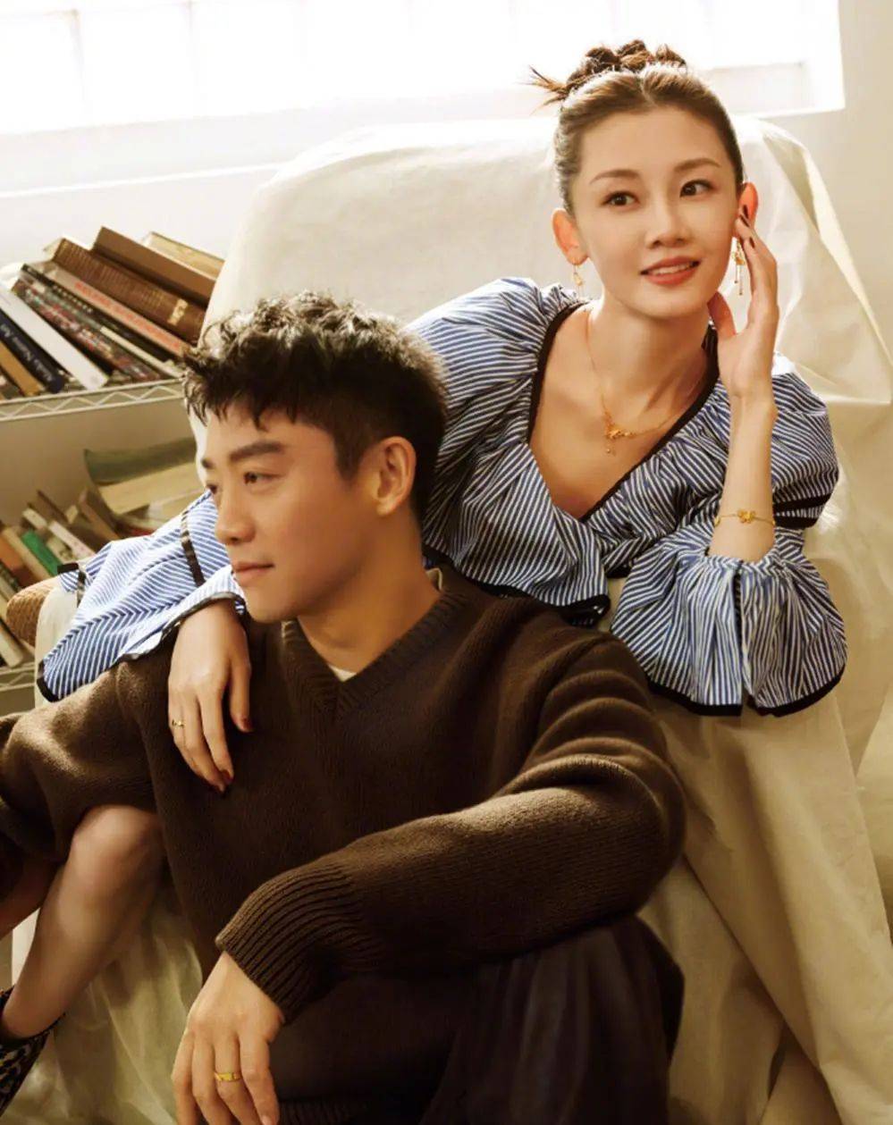 郑恺苗苗现身西安被围堵,儿女正脸曝光萌翻全网