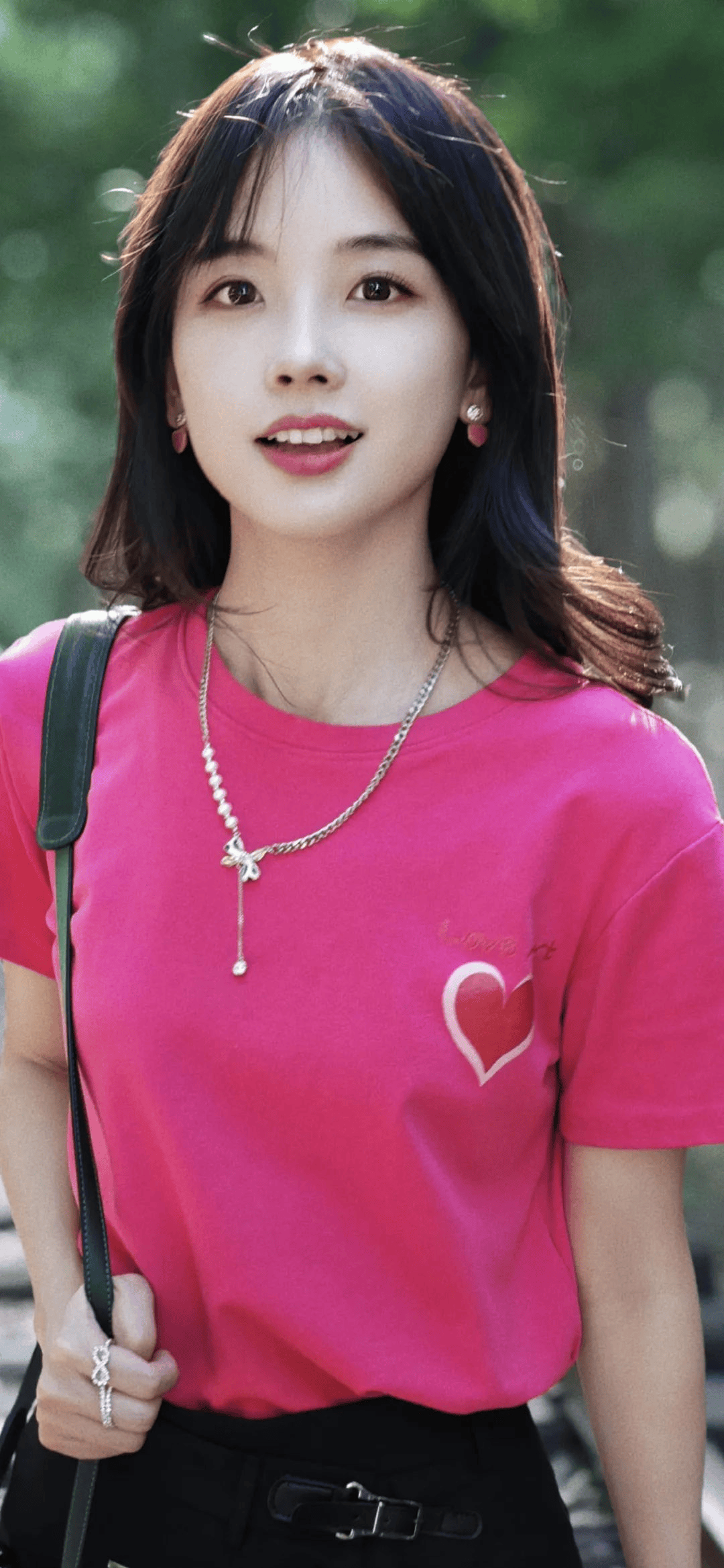 从新闻主播到大众心中的魅力女神,王冰冰用实力与颜值