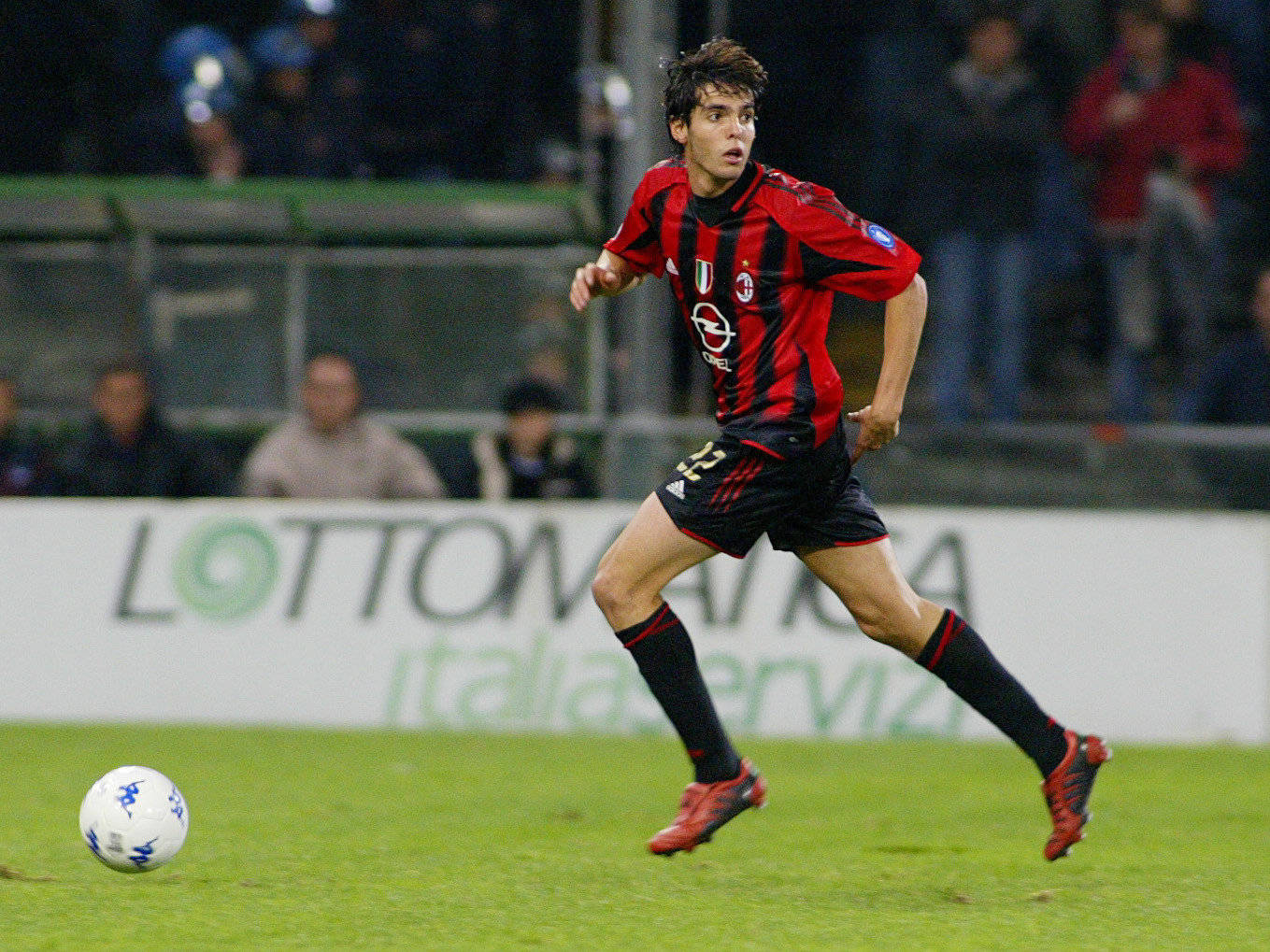 米兰官推祝卡卡生日快乐!一己之力击败梅西c罗,欧冠时光成回忆