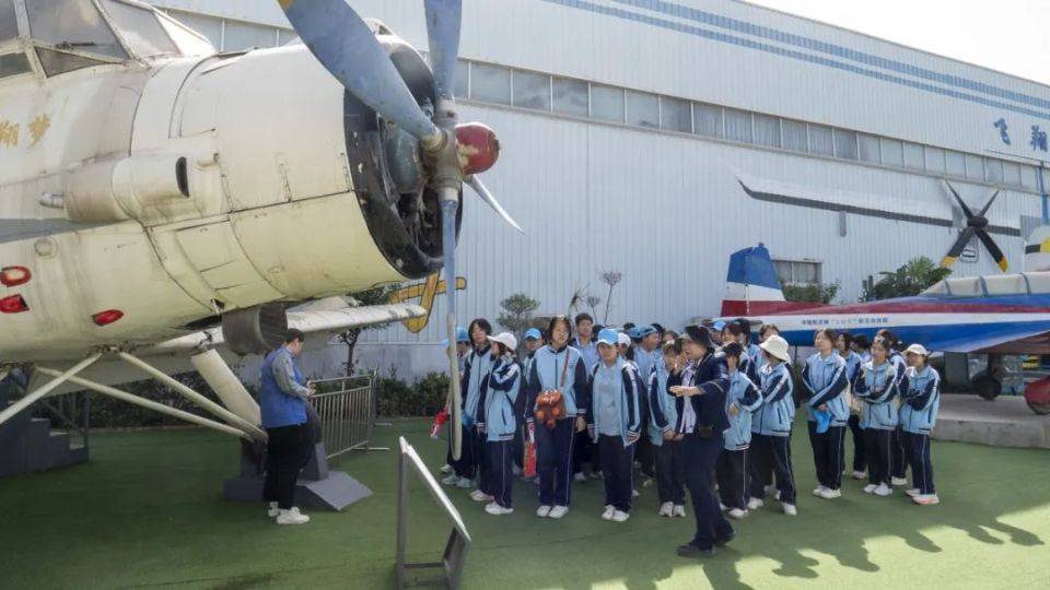 记西安市华山中学初一年级阎良飞翔梦基地航空研学