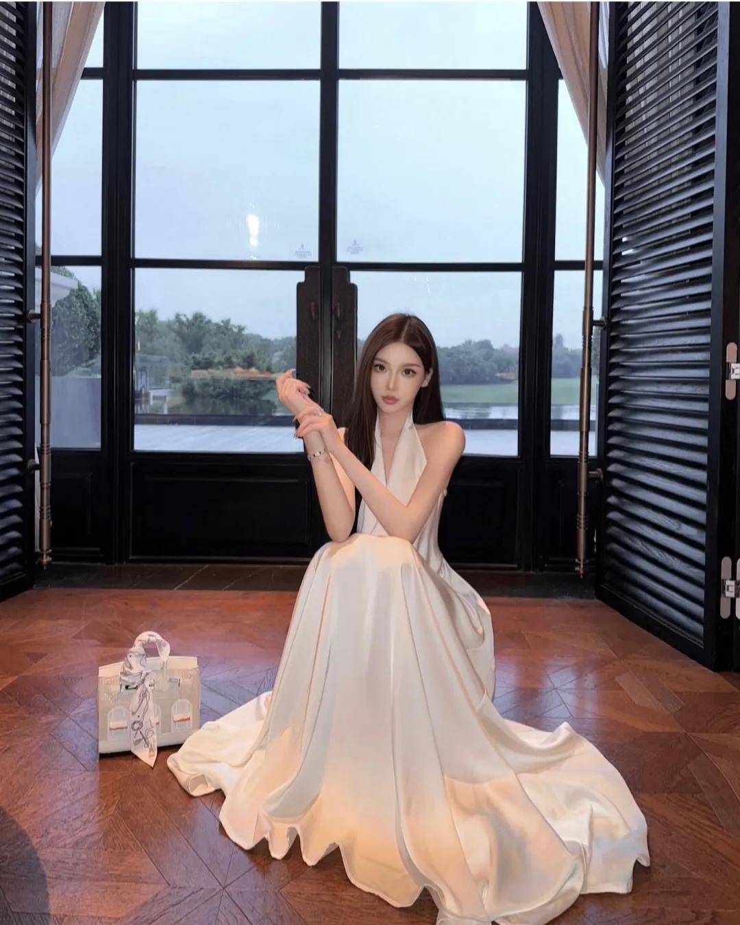 36d极品名媛顶级大灯+白嫩大长腿谁驾驭得了?