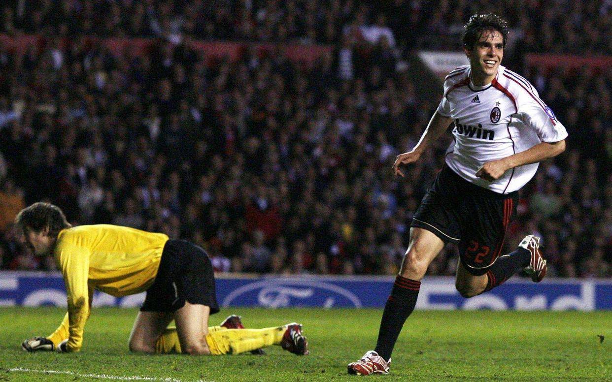 2007年的欧冠比赛,ac米兰对阵曼联,卡卡简直无敌了,一个人单