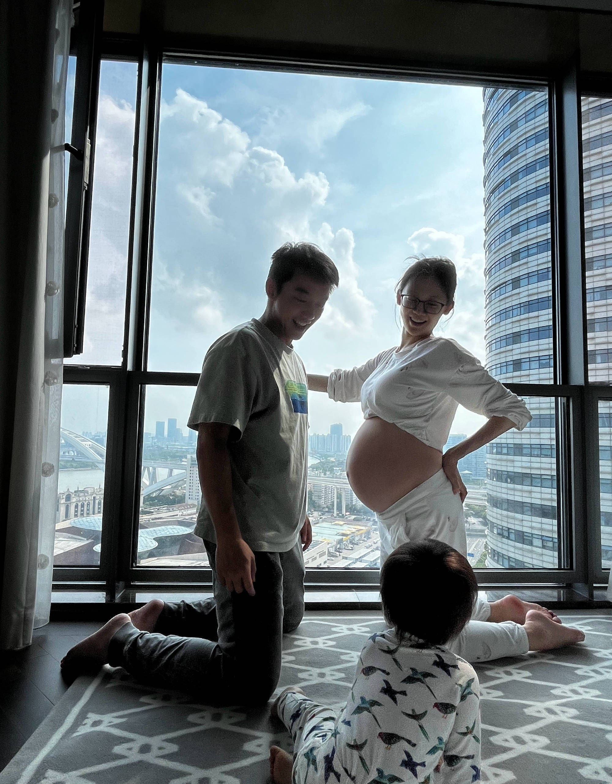 原创郑恺苗苗二胎得子儿女双全掰婴儿手指被吐槽郎朗李亚鹏薛之谦都曾