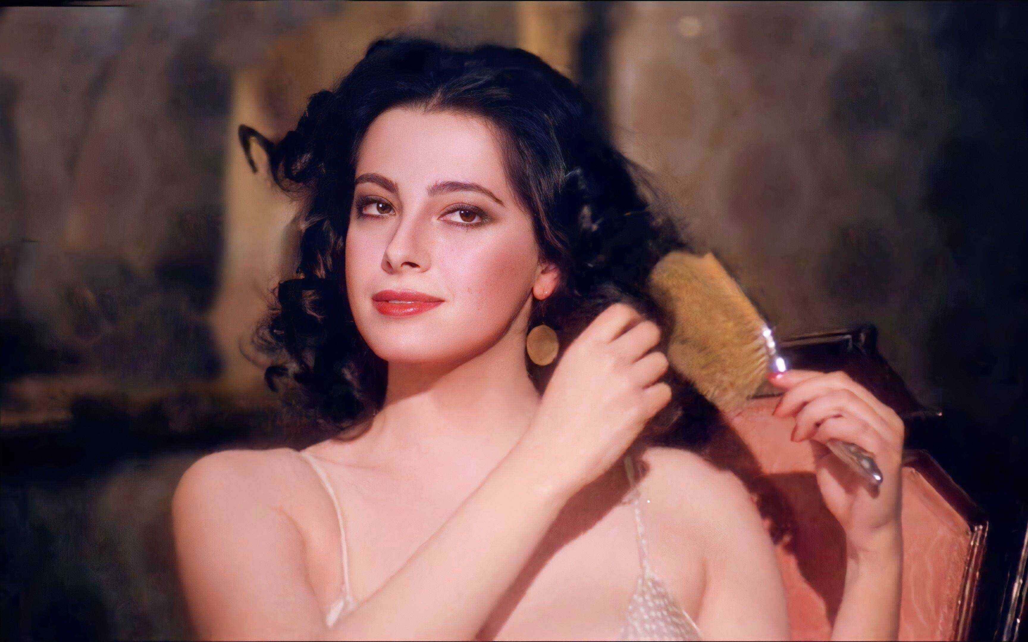 意大利顶级尤物多娜泰拉·达米亚妮，为艺术献身的3部大尺度电影_罗娜_侄女_漂亮