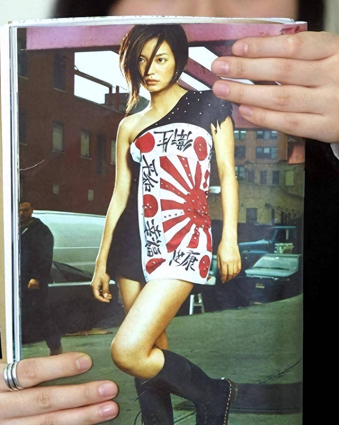 将赵薇狠狠地推向了舆论的漩涡中心,只见照片里的她,穿着印着日本军旗