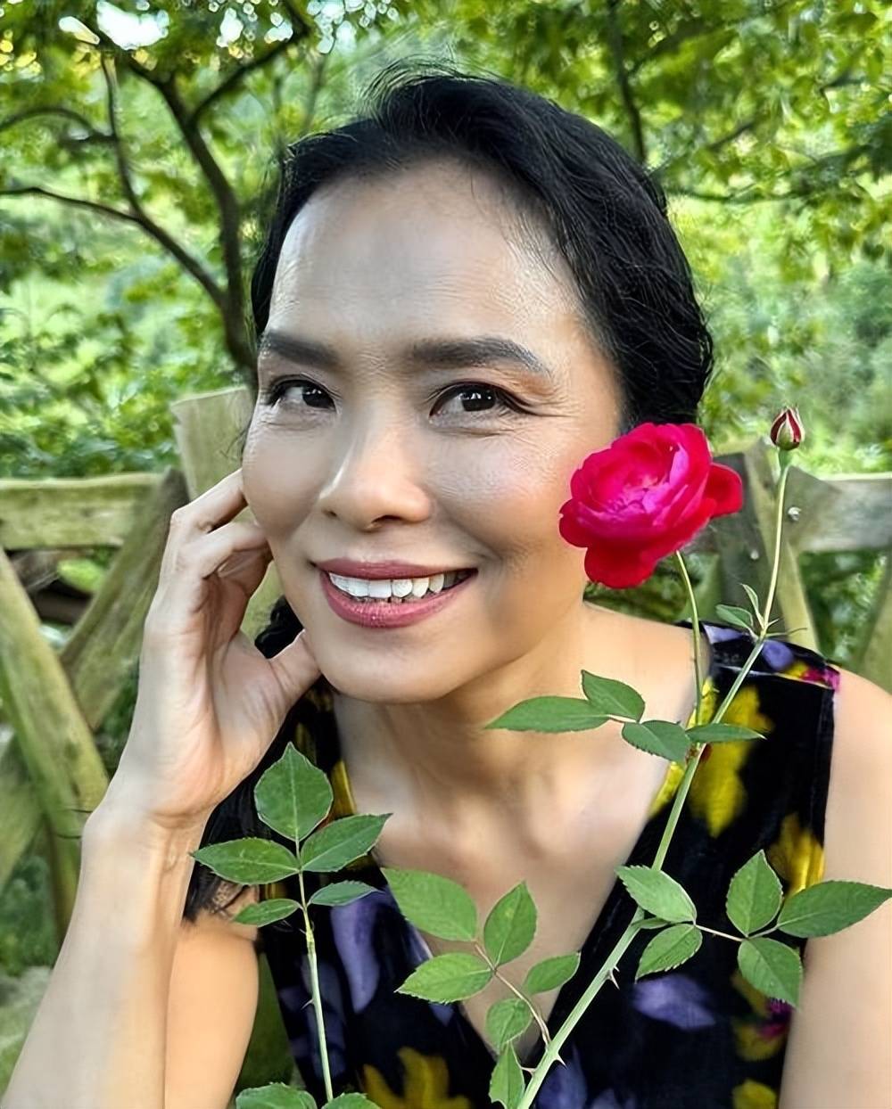 61岁韦唯泰国过田园生活,喂牛搞清洁,光脚走笑开怀,手部冒青筋