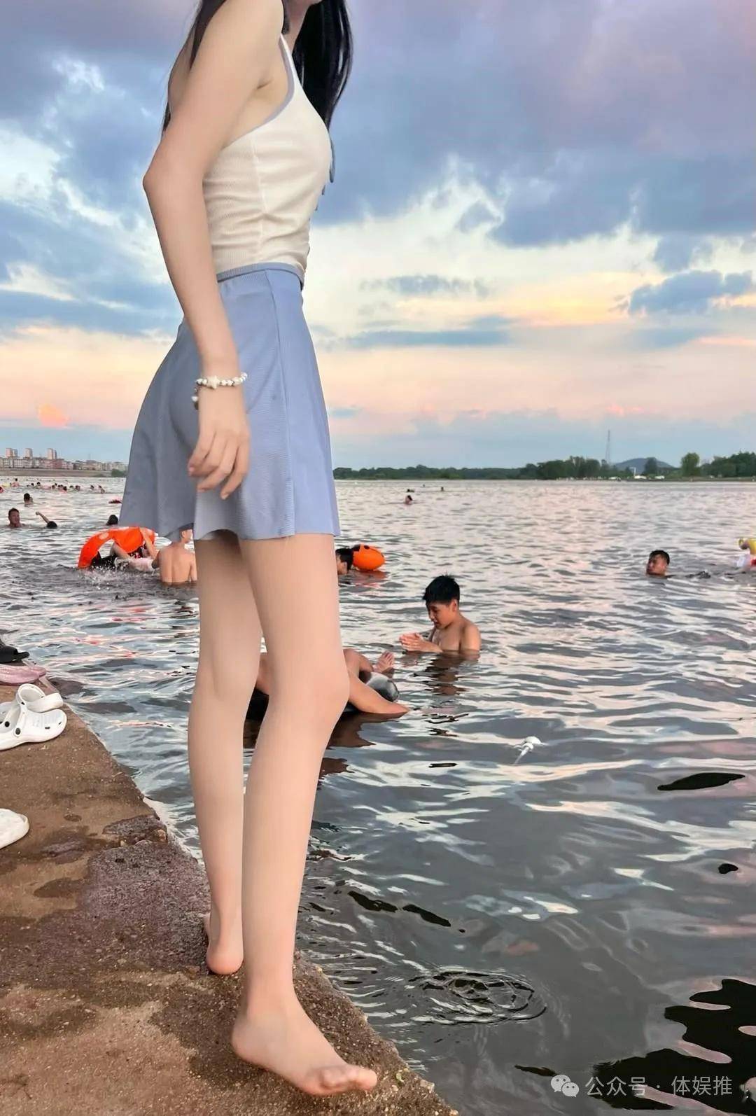 夏日清凉新风尚:肉色丝袜少女玩水大放送!